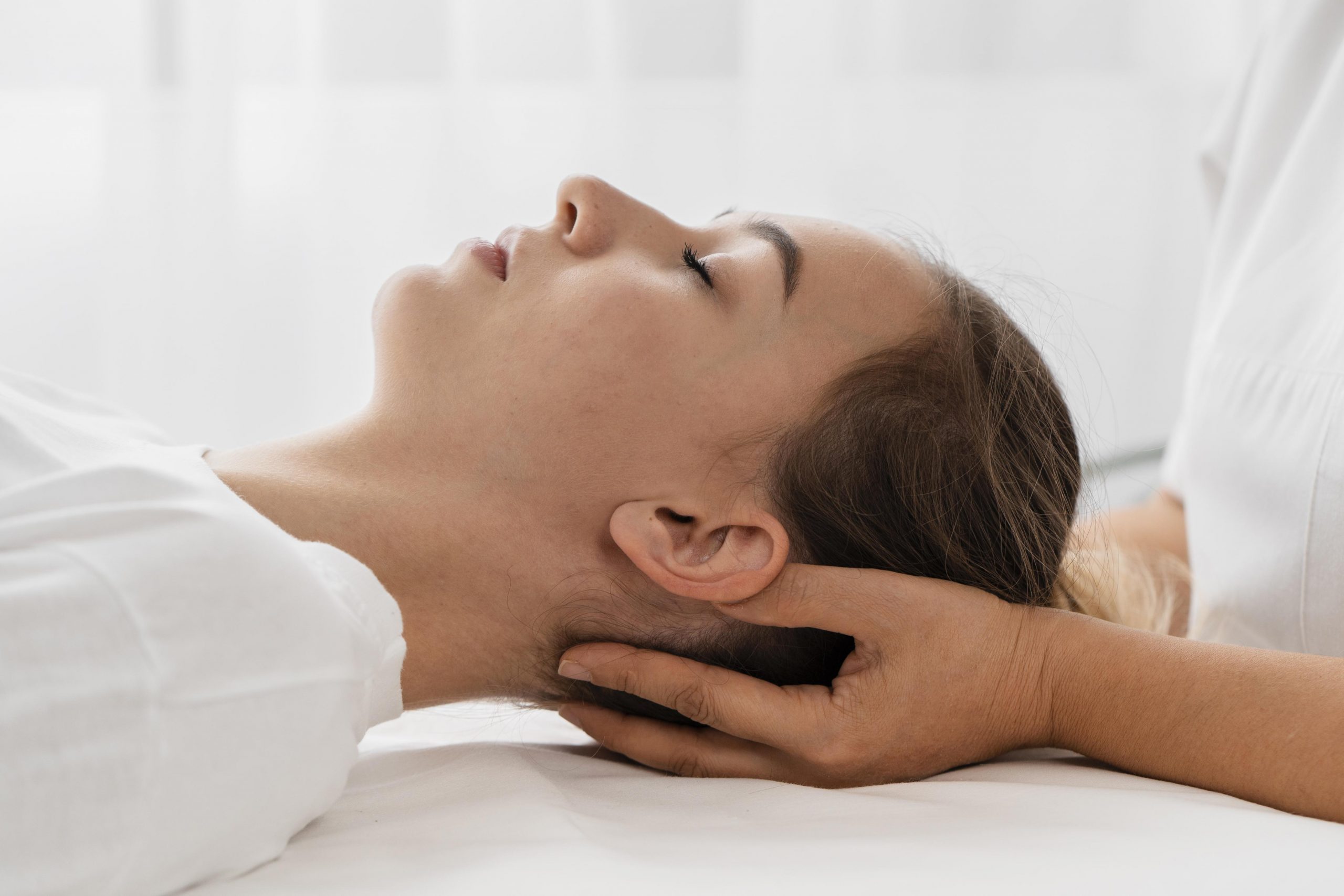 osteopathist-treating-patient-indoors